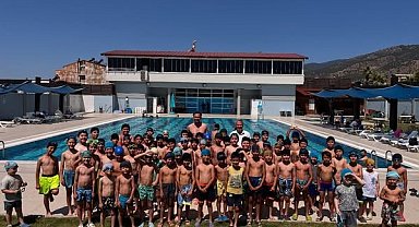 Başkan Erol yüzme kursuna katılan çocukların ilk gün heyecanına ortak oldu