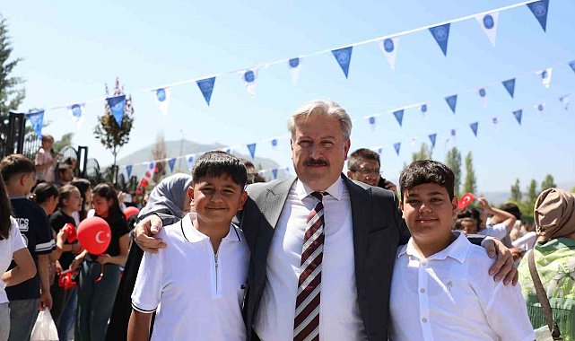 Başkan Palancıoğlu, karne alan öğrencilerin heyecanına ortak oldu