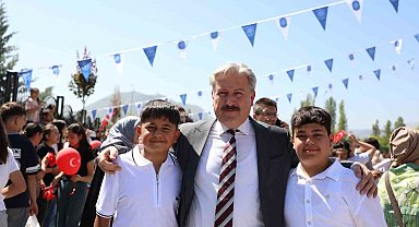 Başkan Palancıoğlu, karne alan öğrencilerin heyecanına ortak oldu