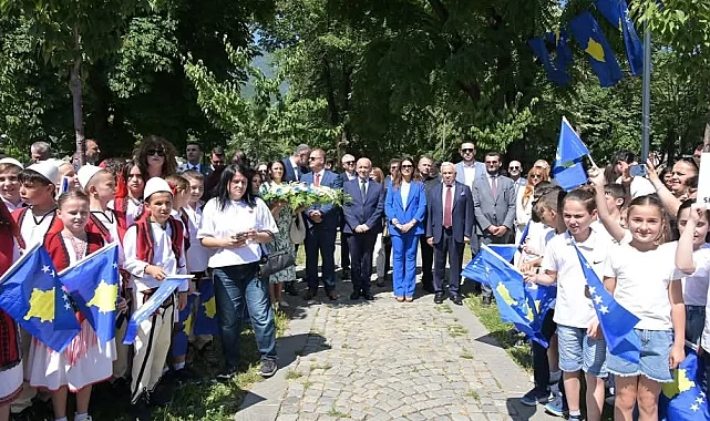 Başkan Şadi Özdemir Peja'nın Kurtuluş Günü törenlerine katıldı