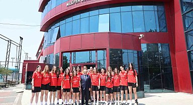 Başkan Şadi Özdemir'den genç voleybolculara motivasyon ziyareti