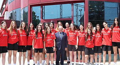 Başkan Şadi Özdemir'den filenin genç sultanlarına motivasyon ziyareti