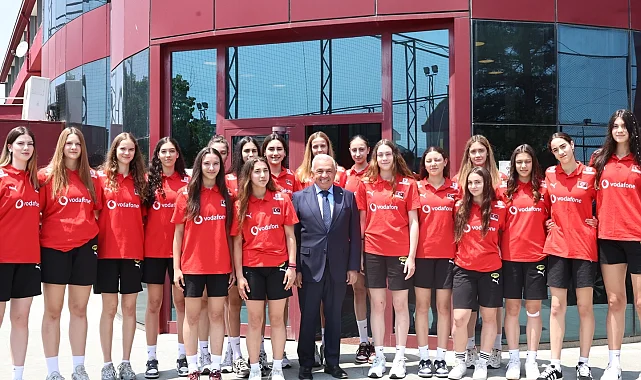 Başkan Şadi Özdemir'den filenin genç sultanlarına motivasyon ziyareti
