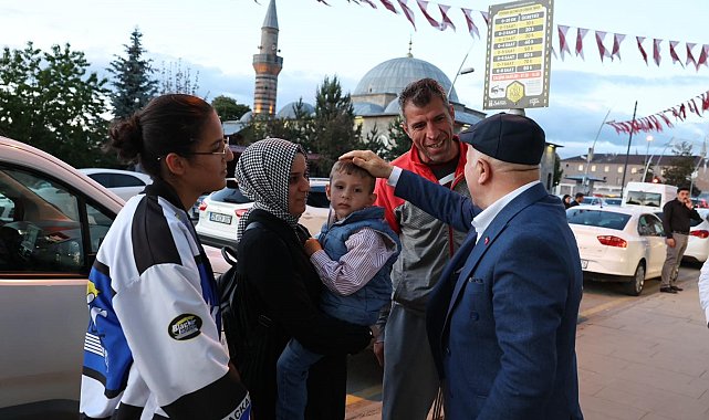 Başkan Sekmen; "Vatandaşlarımızın sıcak sohbetleri paha biçilemez"