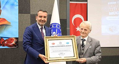 Başkan Şerifoğulları, Kırımoğlu'na "fahri hemşehrilik beratı" takdim etti