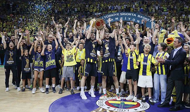 Basketbol Süper Ligi'nde şampiyon Fenerbahçe Beko kupasını aldı