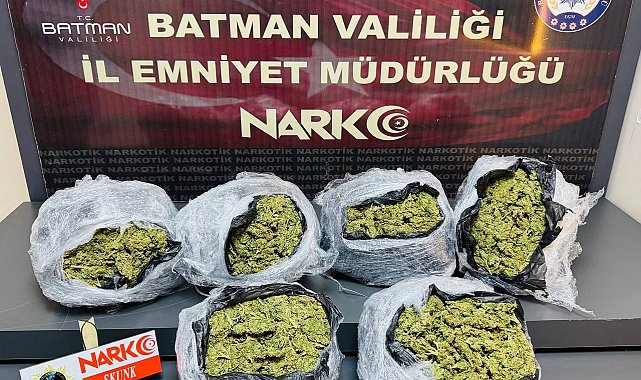 Batman'da kilim arasına zulalanmış 5 kilo skunk ele geçirildi: 1 tutuklama
