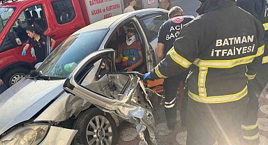 Batman'da otomobillerin çarpışması sonucu sıkışan sürücü kurtarıldı