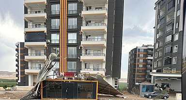Batman'da şiddetli rüzgar çatı panellerini uçurdu