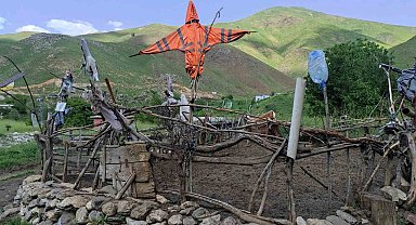 Batmanlı besicileri kurt ve ayı korkusundan hayvanlarını korumak için ağıllara korkuluk asıyor