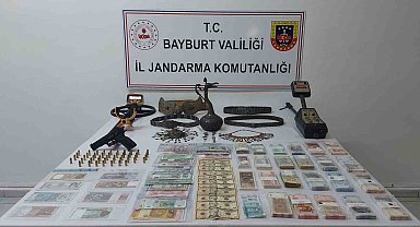 Bayburt merkezli 13 ilde kaçakçılık operasyonu: Tarihi eserler ve sahte paralar ele geçirildi