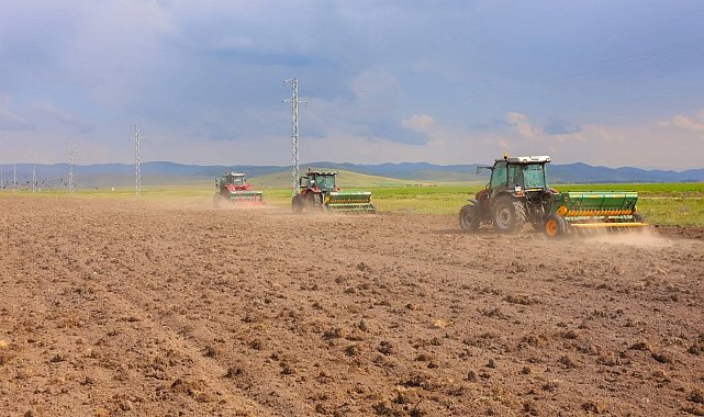 Bayburt'ta 300 dekar mera alanında ekim ve gübreleme çalışması yapıldı