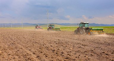 Bayburt'ta 300 dekar mera alanında ekim ve gübreleme çalışması yapıldı