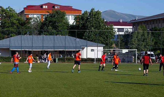 Bayburt'ta koruyucu babalar futbol turnuvasında bir araya geldi