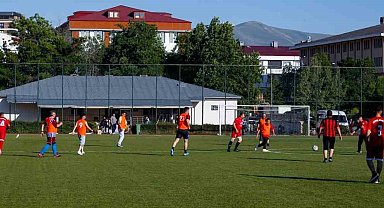 Bayburt'ta koruyucu babalar futbol turnuvasında bir araya geldi