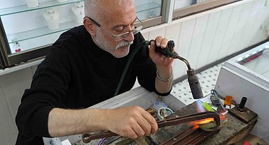 Bayburt'un tek gümüş işleme ustası babasından kalan mesleği çeyrek asrı aşkın zamandır sürdürüyor