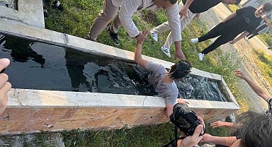 Bayram namazına gelmeyenleri buz gibi suda uyandırıyorlar