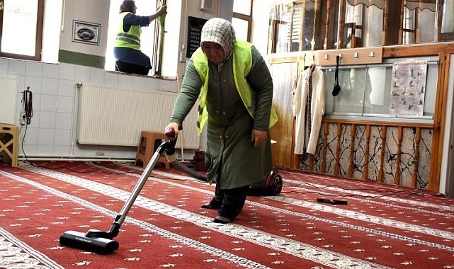 Bayram öncesi manevi temizlik, camilerde gül suyu kokusu