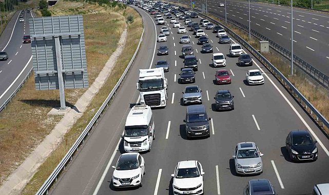 Bayram tatili dönüşünde Kocaeli'de trafik durma noktasına geldi