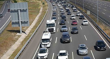 Bayram tatili dönüşünde Kocaeli'de trafik durma noktasına geldi