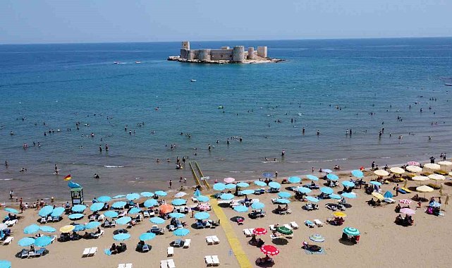 Bayram tatiliyle Kızkalesi'nde deniz keyfi başladı