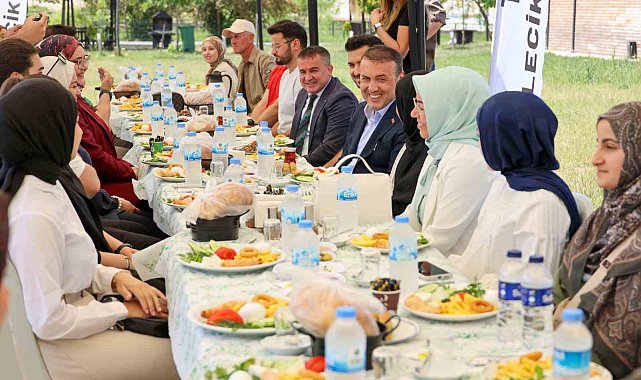 Bayramda evine gidemeyen öğrencilerle bir araya geldi