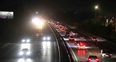 Bayramın bitmesini beklemeyenler otoyolda akıcı yoğunluk oluşturdu