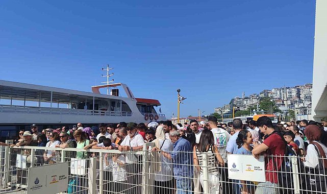 Bayramın son gününde Adalar İskelesi'nde yoğunluk oluştu