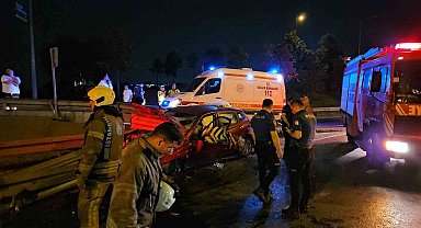 Bayrampaşa'da kontrolden çıkan otomobil bariyerlere saplandı