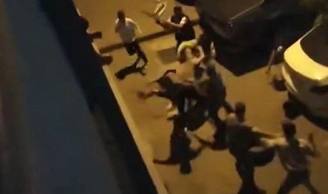 Bayrampaşa'da sandalyelerle birbirlerine öldüresiye saldırdılar: O anlar kamerada