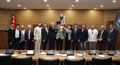 Belediye Meclisi'ne basketbol takımının şampiyonluğun simgesi olan kupa damgası vurdu