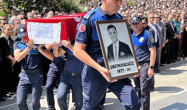 Belediye önünde Başkan Zeyrek'e acı veda