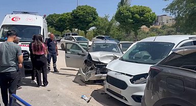 Besni'de iki otomobil çarpıştı: 3 yaralı