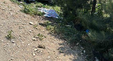 Beton bloğa çarpan otomobil sürücüsü olay yerinde hayatını kaybetti, 1 kişi yaralandı