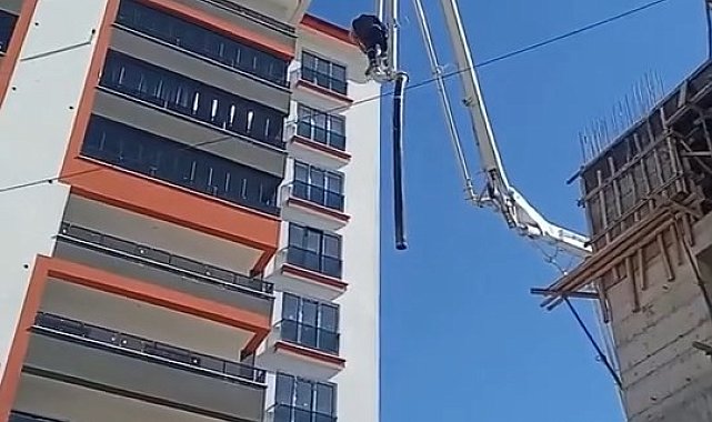 Beton pompasının üzerinde metrelerce yüksekliğe çıkan işçi, canını hiçe saydı