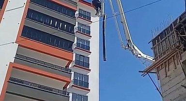 Beton pompasının üzerinde metrelerce yüksekliğe çıkan işçi, canını hiçe saydı