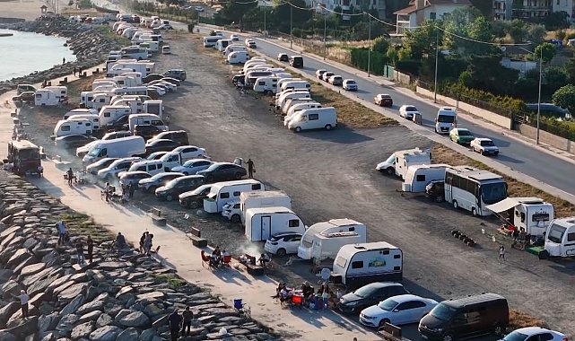 Beylikdüzü sahilde karavan kaosu dron ile görüntülendi