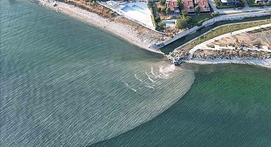 Beylikdüzü'nde denize karışan kanalizasyon suyu nedeniyle deniz kahverengine döndü