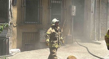 Beyoğlu'da ütü prizde unutulunca yangın çıktı