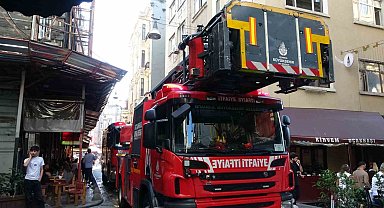 Beyoğlu'nda 7 katlı iş yerinde korkutan yangın