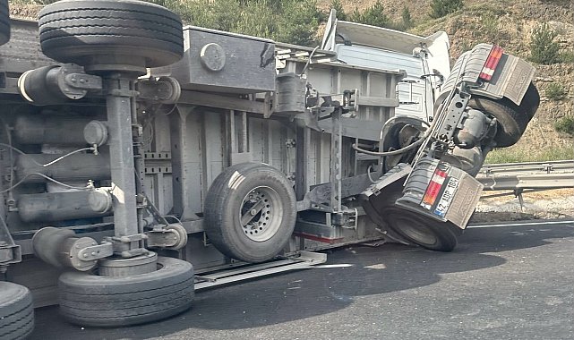 Bilecik'te kontrolden çıkan tırın dorsesi devrildi, sürücüsü yaralandı