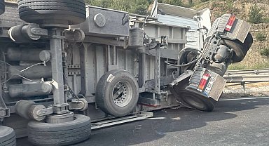 Bilecik'te kontrolden çıkan tırın dorsesi devrildi, sürücüsü yaralandı