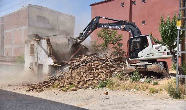 Bilecik'te metruk binalar yıkılıyor