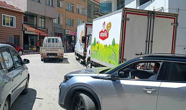 Bilecik'te toptancıların gelişi güzel parkları sürücüleri çileden çıkarıyor