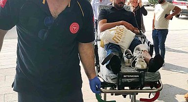 Bilettiği bıçakla koşarken çarptığı adamı yaraladı