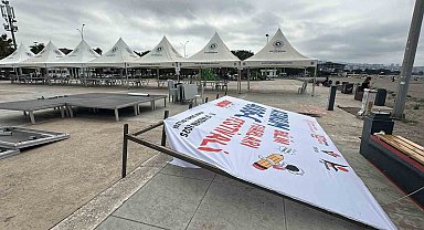 Bilim fuarında korkutan kaza: Pankart devrildi, 5 öğrenci yaralandı