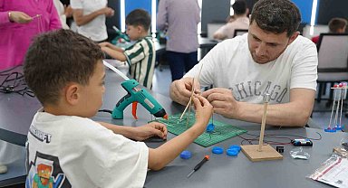 Bilim merkezinde babalar çocukları deney yaptı