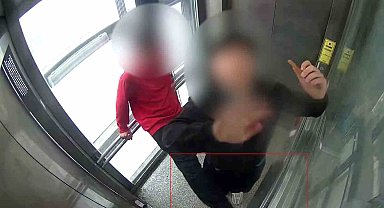 Bindiği asansörün kabin kasetine tekme atarak kırdı