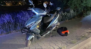 Bir araç motosiklete çarpıp kaçtı: 2 yaralı