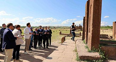 Bitlis Valisi Karakaya, Selçuklu mezarlığında incelemelerde bulundu